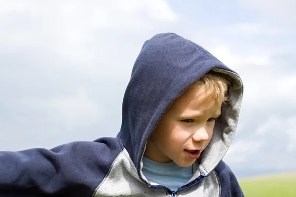 Retrato de niño rubio con capucha —  Fotos de Stock