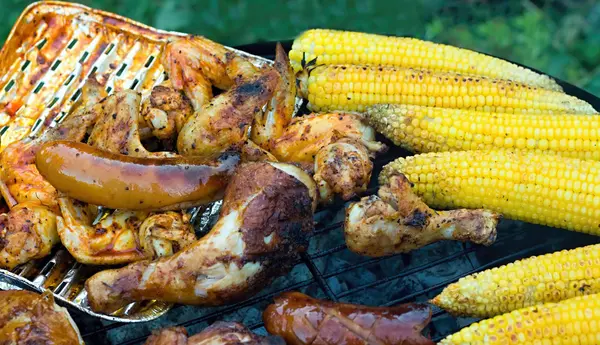 Carne y hortalizas a la parrilla —  Fotos de Stock