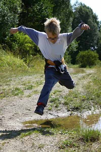 Хлопчик стрибки — стокове фото