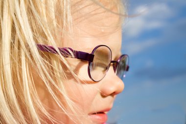 gözlük ile sarışın kız portresi