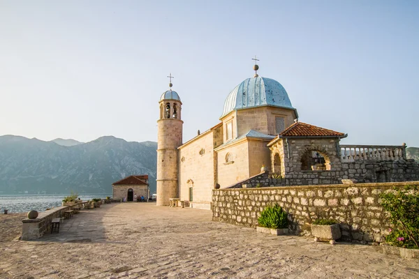 Eiland van de Maagd op de rotsen in Montenegro — Stockfoto