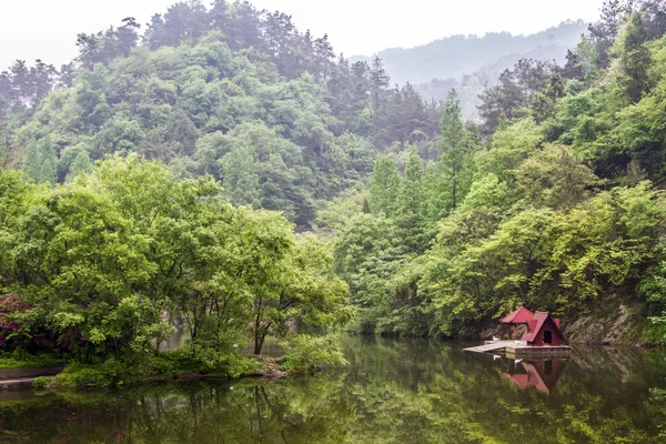 China, o mosteiro de Wudang, lago — Fotografia de Stock