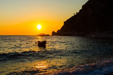 Karadağ, Petrovac, akşam plaj ve gün batımında tekne