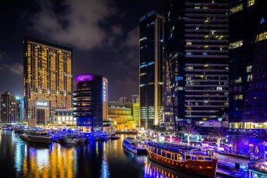 2020 / 02 / 28, Dubai, BAE. Gece Dubai Marina Körfezi seti, liman ve yatları