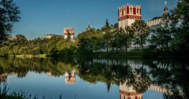 Gün batımında Novodevichy Manastırı 'nda. Moskova, Rusya. 16. yüzyıl dini kompleksi. Pürüzsüz Zaman Hızı 4K