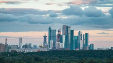 Moskova silueti, şehir gökdelenleri ve bulutlar hareket süresi 4K