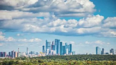 Moskova ufuk çizgisi, şehir gökdelenleri ve yeşil orman zamanı 4K 60 fp.