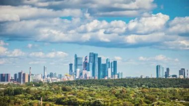 Moskova ufuk çizgisi, şehir gökdelenleri ve yeşil orman zamanı 4K