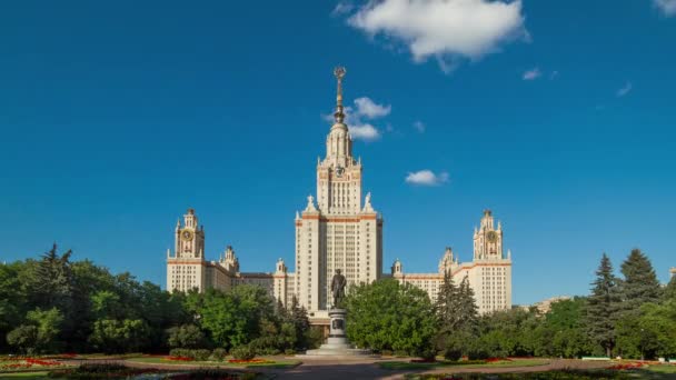 Hauptgebäude Der Staatlichen Universität Moskau Und Lomonossow Denkmal Symbolträchtiges Gebäude — Stockvideo