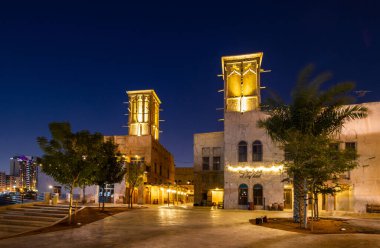 Gece Dubai Eski Şehir ana girişi, BAE. Tarihi Dubai, Birleşik Arap Emirlikleri, Eski Arap kasabası