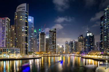 Dubai, BAE. Geceleri Dubai Marina Körfezi