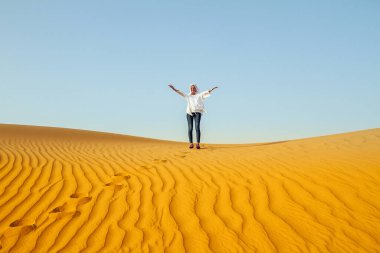Çölde güzel bir kız. Kadın ve Arap kum tepeleri. BAE, Dubai 'de Eğlence