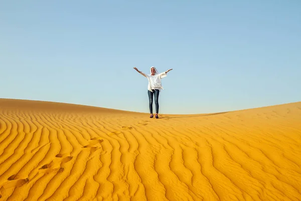 Bella Ragazza Nel Deserto Donna Dune Sabbia Arabe Intrattenimento Negli — Foto Stock