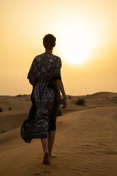 Giovane Bella Donna Posa Abito Tradizionale Emirati Vicino Dubai Tramonto — Foto Stock