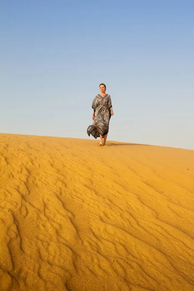 Junge Frau Spaziert Weißen Sand Einem Strahlenden Sommertag Urlaubskonzept — Stockfoto