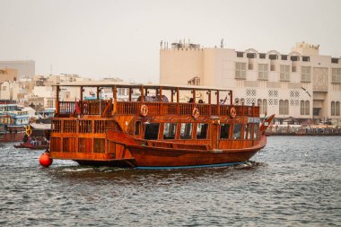 Dubai Creek kanalı ve Abra botu, BAE. Tarihi Dubai, Birleşik Arap Emirlikleri