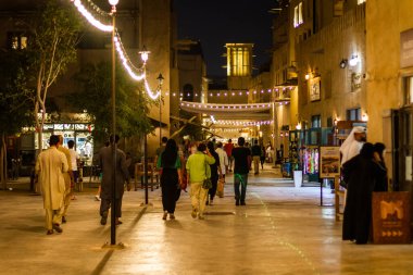 Gece Dubai Old City ana caddesi, BAE. Tarihi Dubai, Birleşik Arap Emirlikleri, Eski Arap kasabası