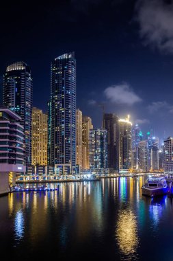 Dubai, BAE. Gece Dubai Marina Körfezi seti, liman ve yatları