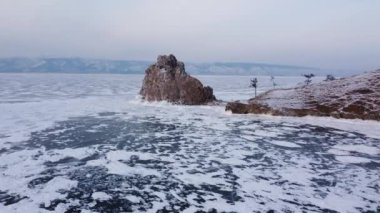 Baykal Donmuş Gölü, Olkhon Adası Şamanka Kayası, Burkhan Burnu Havalimanı. Temiz buz ve kar. Kışın seyahat etmek