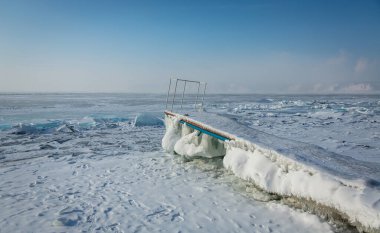 İskele kışın Baykal Gölü 'nde buzla kaplıydı.