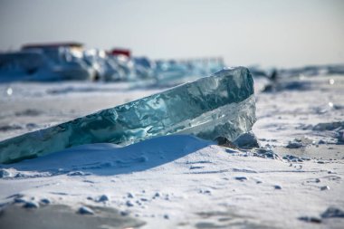Baykal Gölü üzerinde kristal berrak buz, Sibirya, Rusya