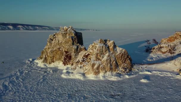 Vuelo Aéreo Del Lago Baikal Alrededor Roca Sagrada Del Chamán — Vídeo de stock