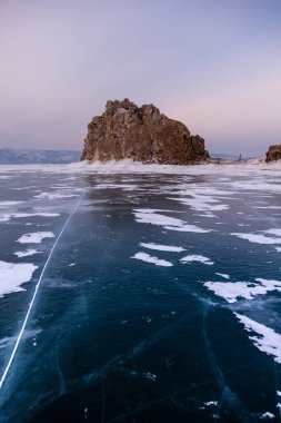 Baykal donmuş gölü, Olkhon Adası Şaman Kayası, Burkhan Burnu. Temiz buz ve kar. Kışın yolculuk. Baykal - gezegendeki en derin göl.
