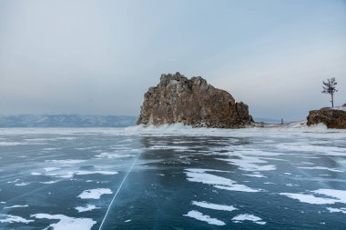 Baykal donmuş gölü, Olkhon Adası Şaman Kayası, Burkhan Burnu. Temiz buz ve kar. Kışın yolculuk. Baykal - gezegendeki en derin göl.