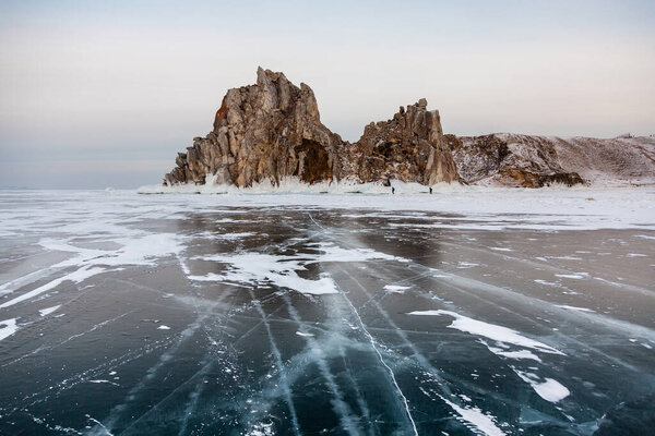 Замерзшее озеро Байкал, остров Ольхон - шаманская скала, мыс Бурхан. Чистый лед и снег. Путешествует зимой. Байкал - самое глубокое озеро на планете