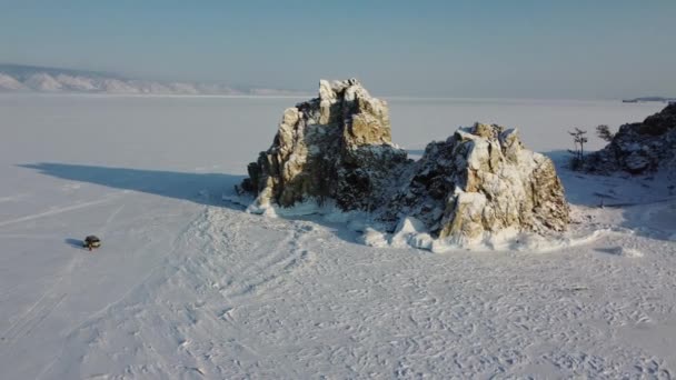 バイカル凍結湖 オルホン島 シャーマン岩 ブルクハン岬の空中 澄んだ氷と雪 ロシア シベリアで冬の旅行 — ストック動画