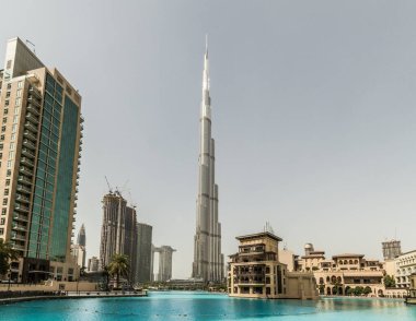 DUBAI, BAE - 02.03.2020, Burj Halife Kule Gökdeleni (Dubai Şehir Merkezi) ve Burç Halife Gölü, Birleşik Arap Emirlikleri