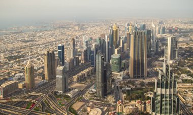 2.03.2020, Dubai, BAE. Yukarıdan Dubai siluetinin panoramik görüntüsü. Dubai şehir merkezinden Burj Khalifa gökdeleninden