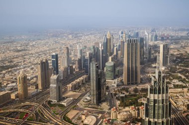 2.03.2020, Dubai, BAE. Yukarıdan Dubai siluetinin panoramik görüntüsü. Dubai şehir merkezinden Burj Khalifa gökdeleninden