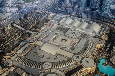  Dubai, BAE. Dubai ufuk çizgisinin panoramik manzarası ve yukarıdan Dubai Alışveriş Merkezi. Dubai şehir merkezinden Burj Khalifa gökdeleninden