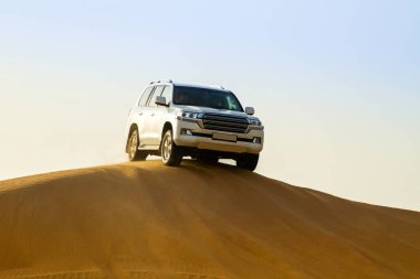 Dubai 'de açık çöl safarisi (kum tepeciği)