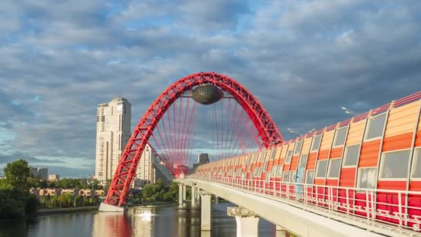 Zhivopisniy Rojo Moderno Puente Cable Quedó Través Del Río Atardecer — Vídeos de Stock