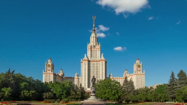 Hauptgebäude Der Staatlichen Universität Moskau Und Lomonossow Denkmal Symbolträchtiges Gebäude — Stockvideo