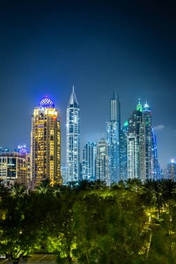 Gece Dubai Marina, UAE silueti