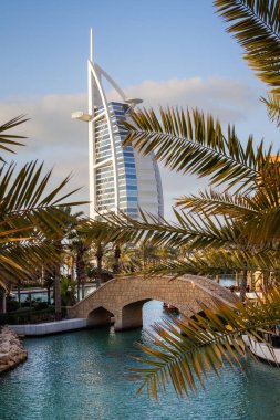 Dubai Burj Al Arap Oteli ve Madinat Jumeirah Market, BAE. The Bur dünyanın en lüks otelidir.