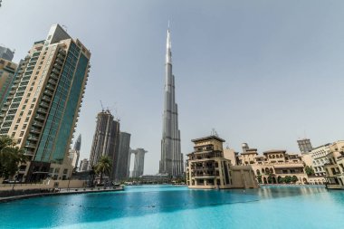DUBAI, BAE - 02.03.2020, Burj Halife Kule Gökdeleni (Dubai Şehir Merkezi) ve Burç Halife Gölü, Birleşik Arap Emirlikleri
