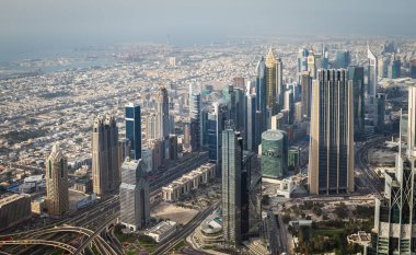 2.03.2020, Dubai, BAE. Yukarıdan Dubai siluetinin panoramik görüntüsü. Dubai şehir merkezinden Burj Khalifa gökdeleninden