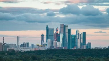 Moskova silueti, şehir gökdelenleri ve bulutlar hareket süresi 4K