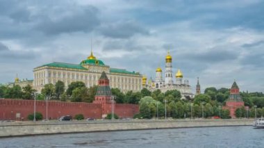 Kremlin, Moskova, Rusya. Resmi Klasik Görünüm. Moskova Nehri 'nden Kremlin' in en iyi manzarası. 8K Zaman Çizelgesi