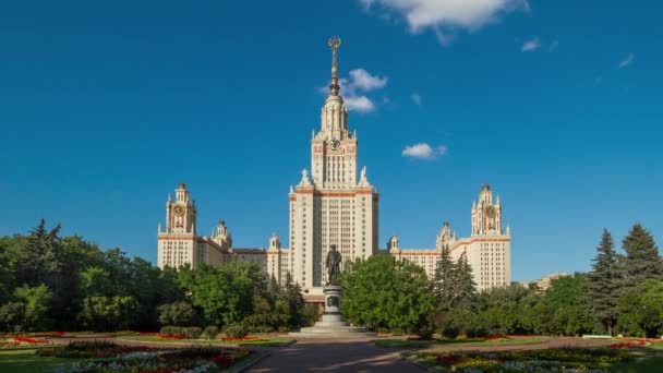 Hauptgebäude Der Staatlichen Universität Moskau Und Lomonossow Denkmal Symbolträchtiges Gebäude — Stockvideo