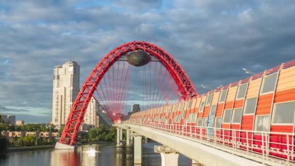 Zhivopisniy Rojo Moderno Puente Cable Quedó Través Del Río Atardecer — Vídeos de Stock