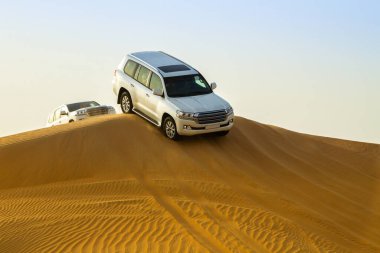 Dubai 'deki off-road çöl safarisi. Arap çölünde kum tepecikleri. Dune darbesi