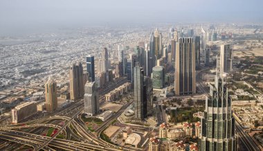 2.03.2020, Dubai, BAE. Yukarıdan Dubai siluetinin panoramik görüntüsü. Dubai şehir merkezinden Burj Khalifa gökdeleninden