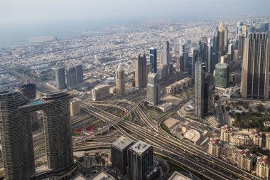 2.03.2020, Dubai, BAE. Yukarıdan Dubai siluetinin panoramik görüntüsü. Dubai şehir merkezinden Burj Khalifa gökdeleninden