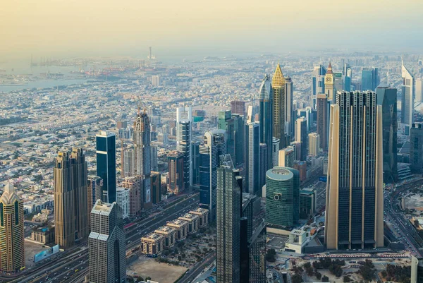 2.03.2020, Dubai, BAE. Dubai 'nin gökyüzü yukarıdan görünümü. Dubai şehir merkezinden Burj Khalifa gökdeleninden