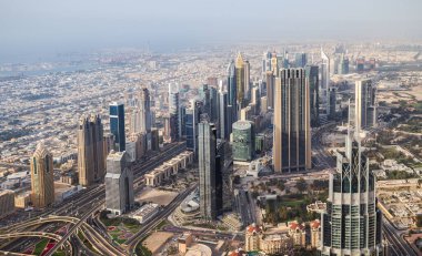 2.03.2020, Dubai, BAE. Yukarıdan Dubai siluetinin panoramik görüntüsü. Dubai şehir merkezinden Burj Khalifa gökdeleninden